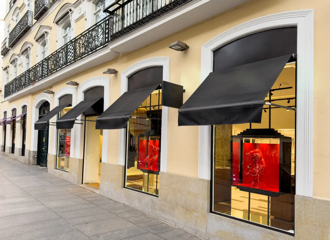 Façade vitrine de magasin en aluminium sur mesure à Fay-aux-Loges